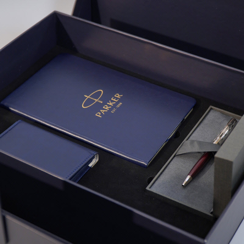 Bộ quà tặng bút ký Parker SON X Metal Red CT GB 2119783 kèm sổ da, ví da; hộp và túi hãng